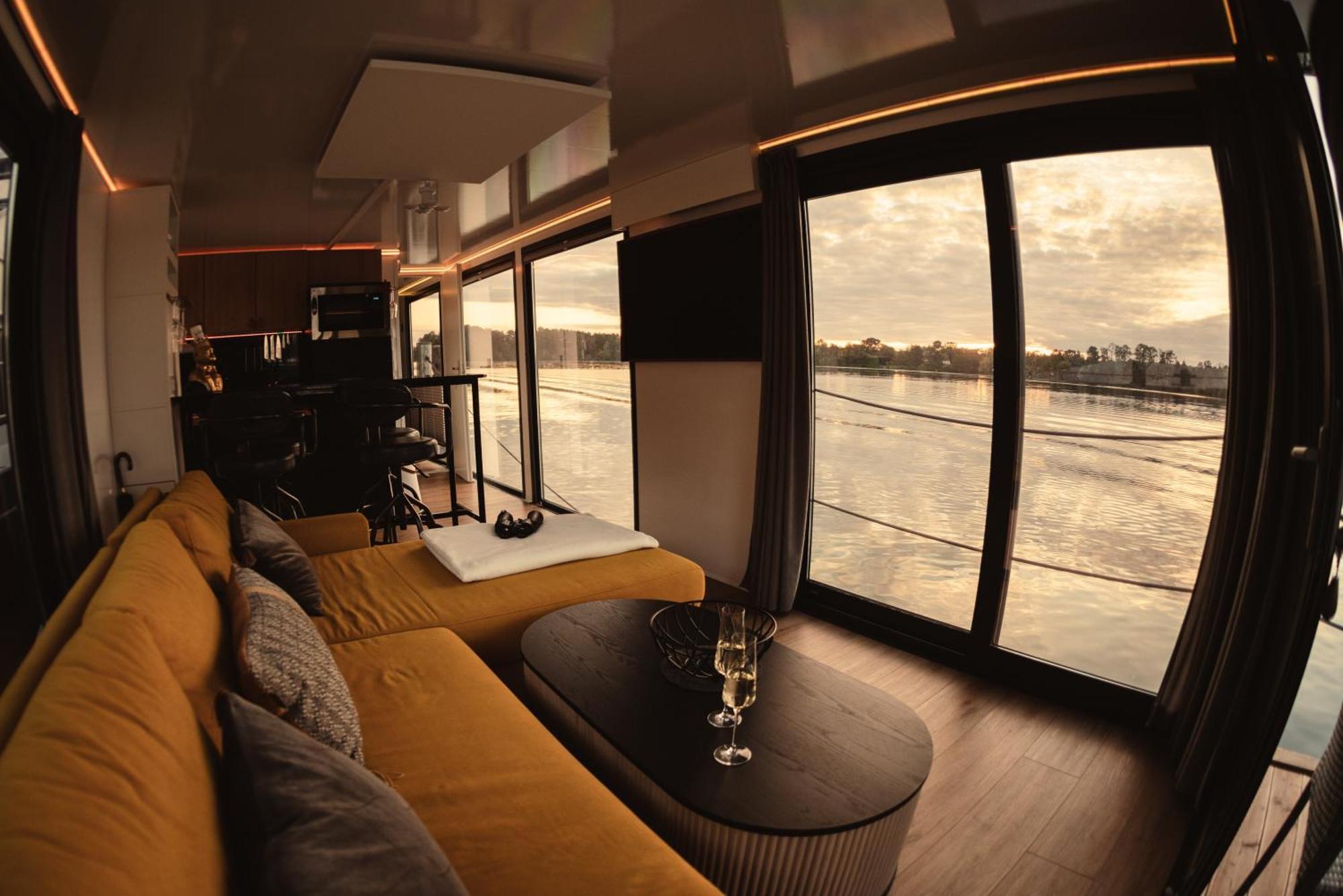 Traumzeitboot Auf Dem Scharmuetzelsee Bateau-hôtel *