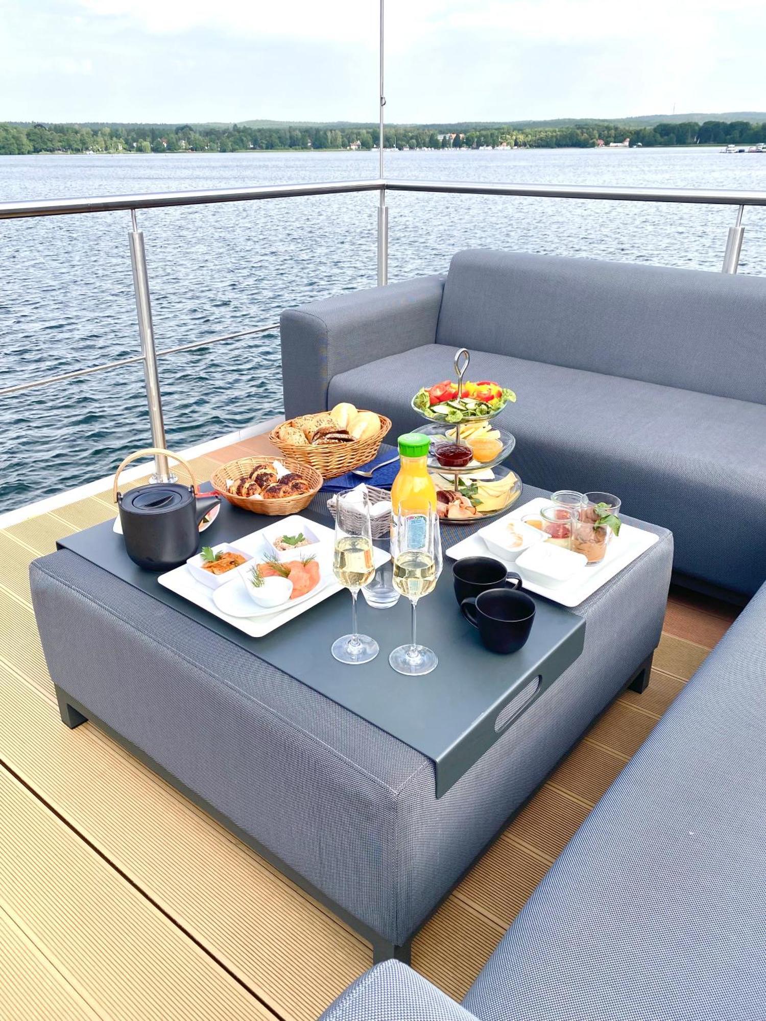 Traumzeitboot Auf Dem Scharmuetzelsee Bateau-hôtel